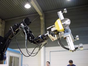 Robot industriel de démantèlement nucléaire automatisé et téléopéré
